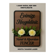 Kişiye Özel Ahşap ve MDF Yazılı 20x30 cm Yapay Çiçekli Kapı Süsü