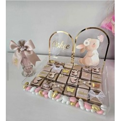 ŞEFFAF PLEKSİ ÇİKOLA SUNUMLUK TEPSİ (23*30 CM SÜSLEME VE ÇİKOLATA HARİÇ)