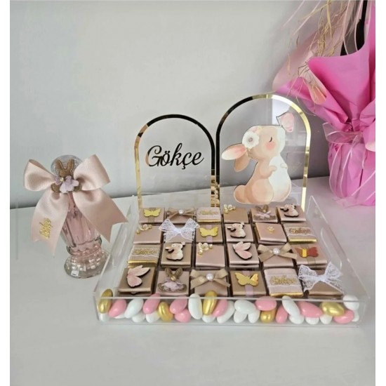 ŞEFFAF PLEKSİ ÇİKOLA SUNUMLUK TEPSİ (23*30 CM SÜSLEME VE ÇİKOLATA HARİÇ)